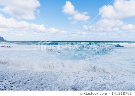 前一天晚上，積丹半島周圍的海面波濤洶湧，白浪翻滾（斯達卡穆伊路防災紀念廣場停車場）。 141518791