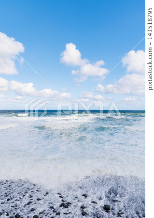 前一天晚上，積丹半島周圍的海面波濤洶湧，白浪翻滾（斯達卡穆伊路防災紀念廣場停車場）。 141518795