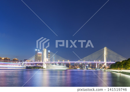 上海南浦大橋及其夜間燈光軌跡 上海南浦大橋及其夜間燈光軌跡 141519746