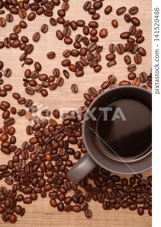 很多咖啡豆，背景是一個咖啡杯 141520486