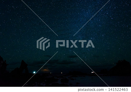 南伊豆的蝦洞和橫跨夜空的銀河(一月星空,橫幅構圖) 南伊豆的蝦洞和橫跨夜空的銀河(一月星空,橫幅構圖) 141522463