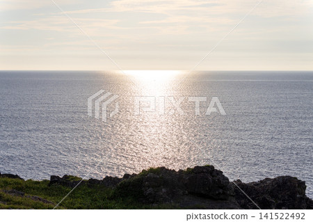 佐渡島日本海上的夏日日落 佐渡島日本海上的夏日日落 141522492