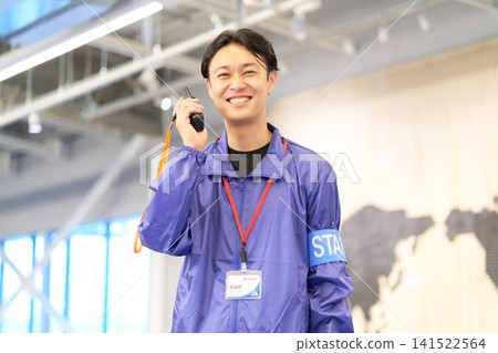 活動工作人員透過無線電進行溝通 141522564