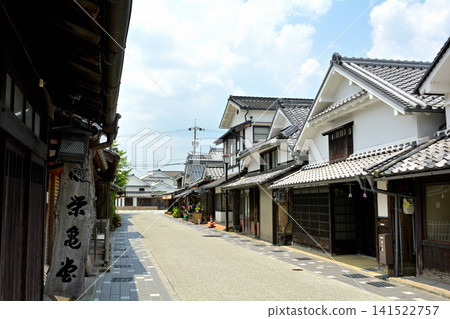 Hyogo Prefecture, Tanba Sasayama: A group of merchant houses with gabled roofs Hyogo Prefecture, Tanba Sasayama: A group of merchant houses with gabled roofs 141522757