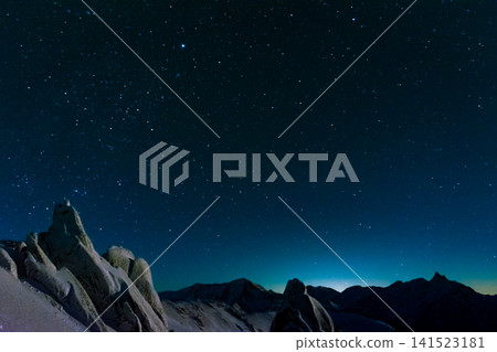 十二月繁星點點的夜空下,月落前的光線勾勒出白雪皚皚的燕尾岳海豚岩和槍嶽山脊的壯麗景色。 十二月繁星點點的夜空下,月落前的光線勾勒出白雪皚皚的燕尾岳海豚岩和槍嶽山脊的壯麗景色。 141523181