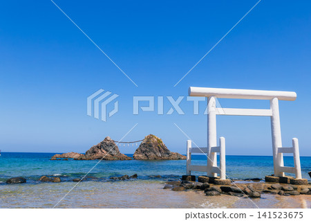 湛藍的天空,美麗清澈的大海,以及迷人的海岸風光。 湛藍的天空,美麗清澈的大海,以及迷人的海岸風光。 141523675