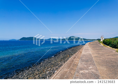 湛藍的天空，美麗清澈的大海，以及迷人的海岸風光。 141523683