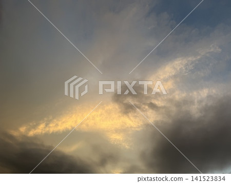 黃昏時分,陽光透過烏雲的縫隙灑下。 黃昏時分,陽光透過烏雲的縫隙灑下。 141523834