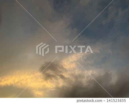 黃昏時分,陽光透過烏雲的縫隙灑下。 黃昏時分,陽光透過烏雲的縫隙灑下。 141523835
