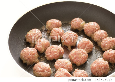 煎鍋裡正在煎起司肉丸 煎鍋裡正在煎起司肉丸 141525942