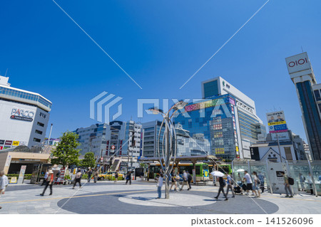 A view of the JR Kinshicho Station South Exit plaza on a clear, sunny day with a blue sky. 141526096