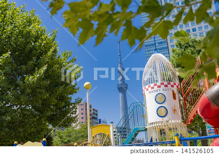 陽光明媚的錦誌公園,可以看到遊樂設施,遠處還能看到東京晴空塔。 陽光明媚的錦誌公園,可以看到遊樂設施,遠處還能看到東京晴空塔。 141526105