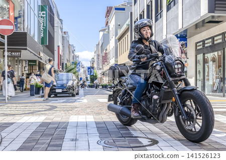 一名女騎士騎車經過橫濱元町商店街 141526123