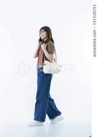 年輕女子在智能手機上交談 141526353