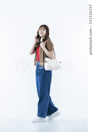 年輕女子在智能手機上交談 141526357