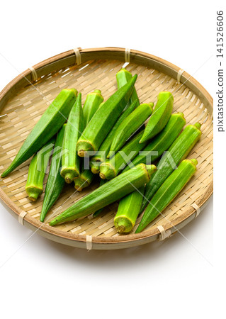 新鮮採摘的秋葵擺放在竹籃裡。 新鮮採摘的秋葵擺放在竹籃裡。 141526606