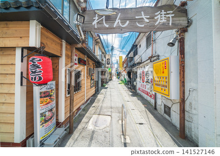 青森縣：八戶市樓町連街和八戶橫丁商店街的白天景象。 141527146