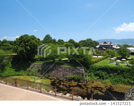 湛藍的天空和鬱鬱蔥蔥的大和郡山城遺址景色。 湛藍的天空和鬱鬱蔥蔥的大和郡山城遺址景色。 141527221