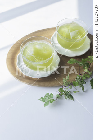 冰鎮綠茶佐野葡萄:夏日下午茶時光,陽光斑駁。 冰鎮綠茶佐野葡萄:夏日下午茶時光,陽光斑駁。 141527837