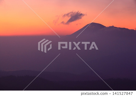 天空和岩手山沐浴在晨曦之中。 天空和岩手山沐浴在晨曦之中。 141527847