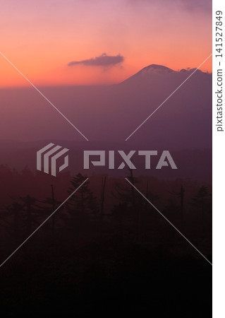 The sky and Mount Iwate, bathed in the morning glow. 141527849