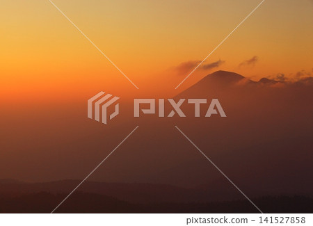 天空和岩手山沐浴在晨曦之中。 天空和岩手山沐浴在晨曦之中。 141527858
