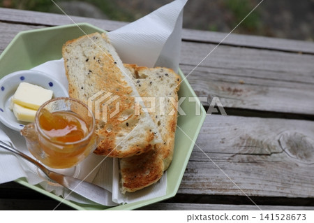 在露台上吃烤麵包 在露台上吃烤麵包 141528673