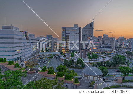 傍晚時分的濱松站北口巴士總站及周圍建築 [靜岡縣濱松市中央區砂山町] 141528674