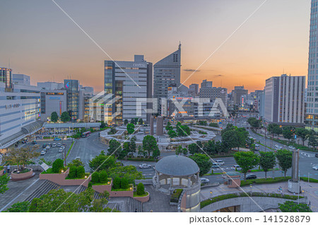 傍晚時分，濱松站北口巴士總站及右側十字路口的景色 [靜岡縣濱松市中央區砂山町] 141528879