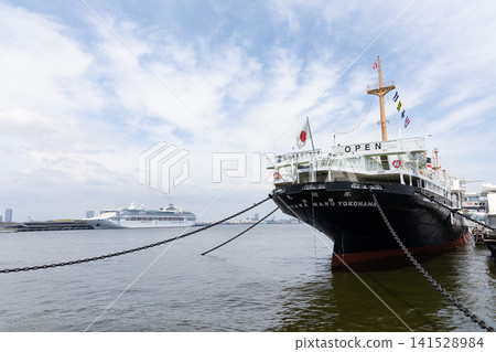 [Kanagawa] The Hikawa Maru under a blue sky 141528984