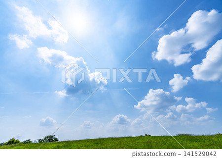 夏天的藍天、白雲和草地 夏天的藍天、白雲和草地 141529042