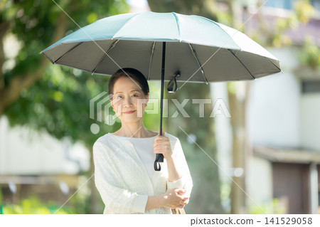 資深婦女遮陽簾 資深婦女遮陽簾 141529058