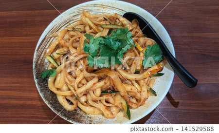 香辣刀削麵,撒上香菜 香辣刀削麵,撒上香菜 141529588