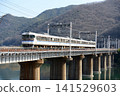 一列當地列車正駛過吉井川大橋。 141529603