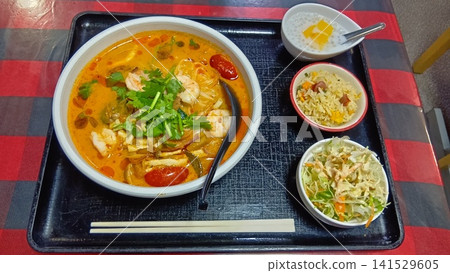 來自小岩市「正宗泰國菜 Inakamura」的冬蔭功拉麵套餐（含炒飯）。 141529605