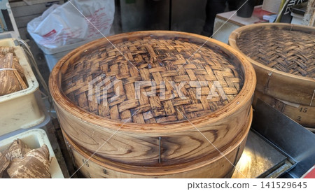 南金町店鋪門前擺放的竹蒸籠 南金町店鋪門前擺放的竹蒸籠 141529645