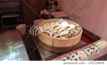 神戶唐人街店鋪前擺放著中國菜。 神戶唐人街店鋪前擺放著中國菜。 141529646