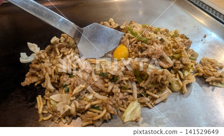 神戶著名的蕎麥麵飯,在鐵板上烹調而成。 神戶著名的蕎麥麵飯,在鐵板上烹調而成。 141529649
