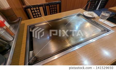 大阪燒餐廳用餐區的鐵板燒桌 大阪燒餐廳用餐區的鐵板燒桌 141529650
