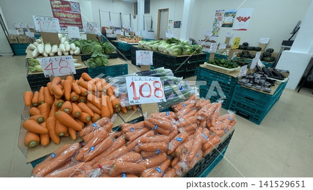 蔬菜水果店裡的胡蘿蔔 蔬菜水果店裡的胡蘿蔔 141529651