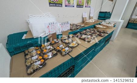 蔬菜和蘑菇整齊地擺放在蔬菜水果店裡。 蔬菜和蘑菇整齊地擺放在蔬菜水果店裡。 141529652