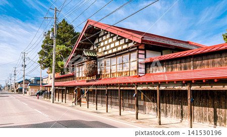 黑石市中町古美世通：充滿魅力的街景，擁有傳統的拱廊建築和清酒釀酒廠的杉木球（青森縣） 141530196