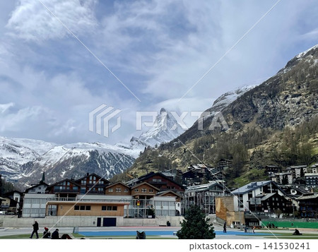 [Switzerland] The townscape of Zermatt and the Matterhorn 141530241