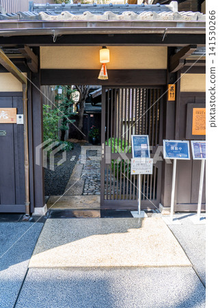 京都新町通八岳庵:現代日式建築(原川崎家宅邸:栞庵)京都町屋,由大正時期富有的棉紡織品商人井上利助建造。 京都新町通八岳庵:現代日式建築(原川崎家宅邸:栞庵)京都町屋,由大正時期富有的棉紡織品商人井上利助建造。 141530266