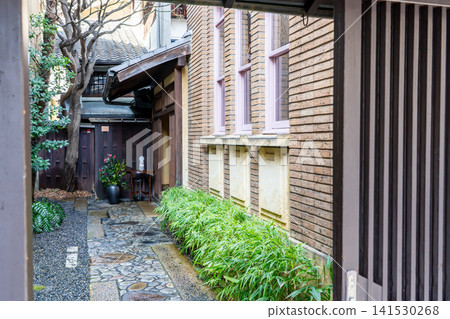 京都新町通八岳庵:現代日式建築(原川崎家宅邸:栞庵)京都町屋,由大正時期富有的棉紡織品商人井上利助建造。 京都新町通八岳庵:現代日式建築(原川崎家宅邸:栞庵)京都町屋,由大正時期富有的棉紡織品商人井上利助建造。 141530268