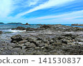 A clear blue sky and the scenery of the receding tide at Ojaura Beach on the Ukui Peninsula (Nachikatsuura Town, Wakayama Prefecture) 141530837