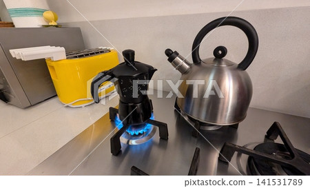 用於在瓦斯爐上沖泡咖啡的爐灶式義式咖啡壺。 用於在瓦斯爐上沖泡咖啡的爐灶式義式咖啡壺。 141531789