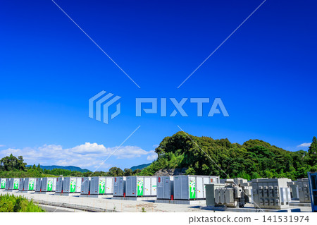 高壓變電站內一排貨櫃式電池系統。 高壓變電站內一排貨櫃式電池系統。 141531974