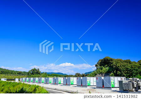 高壓變電站內一排貨櫃式電池系統。 高壓變電站內一排貨櫃式電池系統。 141531982