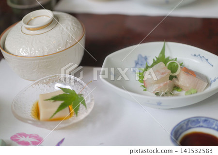 懷石料理中的生魚片和芝麻豆腐 懷石料理中的生魚片和芝麻豆腐 141532583